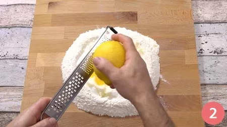 Aggiungere un po' di scorza di limone grattugiata e un pizzico di sale