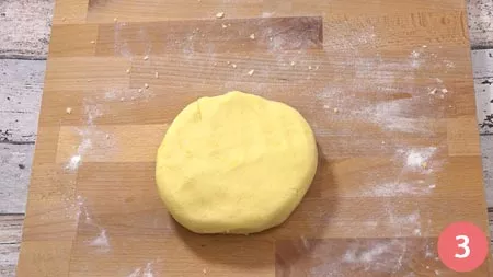 Amalgamare il tutto fino ad ottenere un panetto