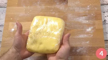 Avvolgerlo con della pellicola trasparente e lasciarlo riposare in frigorifero per 40 minuti