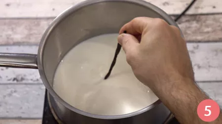 Prepariamo ora la crema pasticcera. Mettere sul fuoco un pentolino capiente, versare il latte con la stecca di vaniglia