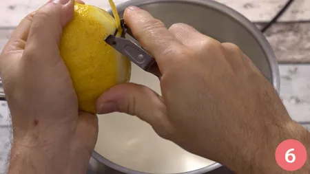 aggiungere qualche pezzo scorza di limone