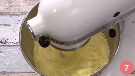 montare i tuorli con lo zucchero, fino ad ottenere una crema bella bianca