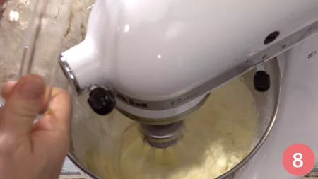 Aggiungere ora poco alla volta la farina setacciata