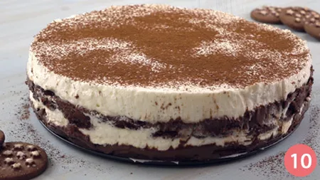 Ricopriamo il tutto con una spolverata di cacao amaro in polvere.