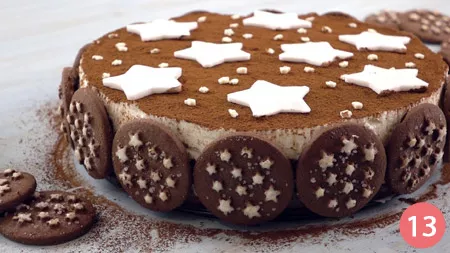 Decoriamo infine con stelle e stelline di pasta di zucchero.