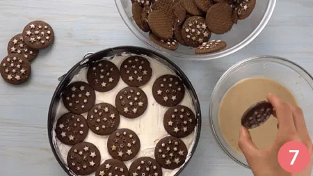 Ricopriamo nuovamente il tutto con i biscotti inzuppati.