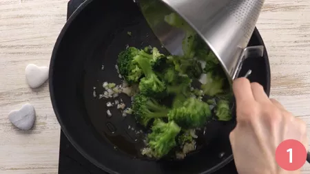 Torta salata con broccoli e salsiccia - Passaggio 1