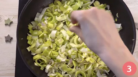 Torta salata con porri, prosciutto e scamorza - Passo 3