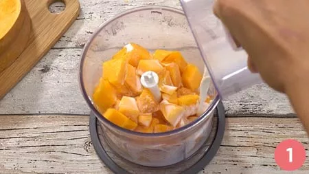 Tagliamo la zucca cruda a tocchetti e frulliamola con il latte e l'olio