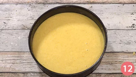 Versiamo l'impasto in una teglia di 24 cm, precedentemente imburrata e infarinata