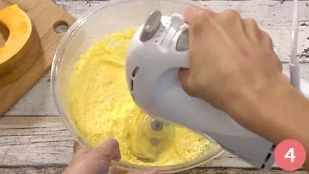 Montiamo a spuma i 4 tuorli con lo zucchero