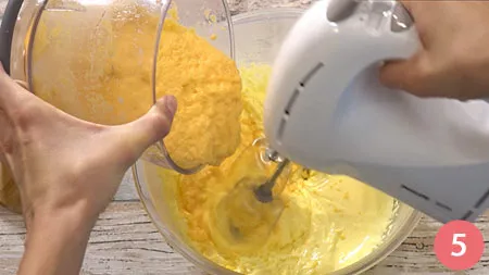 Uniamo ai tuorli la purea di zucca