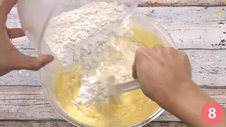 La farina e il lievito setacciati