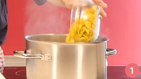 Tortellini con salsa ai formaggi - Passaggio 1