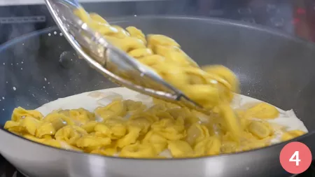 Tortellini con salsa ai formaggi - Passaggio 4