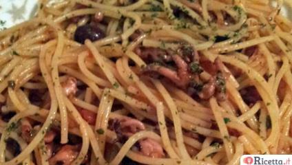 Vermicelli al sugo di pomodoro, ciuffi  di calamaro e olive