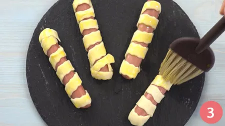 Wurstel mummia di Halloween - Passo 3