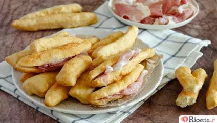 Zonzelle toscane, frittelle servite con salumi e formaggi