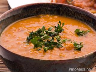 Zuppa ricca di riso e carote